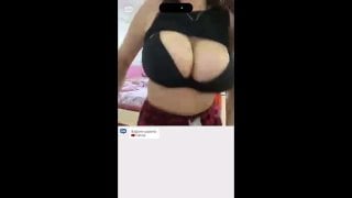 Показывает грудь и помогает кончить в видеочате ome tv, omegle, videochatru, ометв, чатрулетка, natural big tits turkish girl