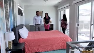 Семейная пара пригласила в гости молодую девушку