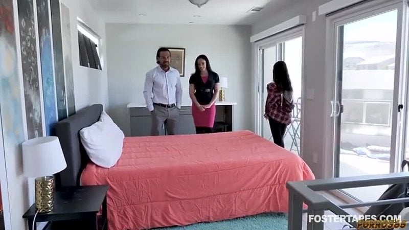 Семейная пара пригласила в гости молодую девушку