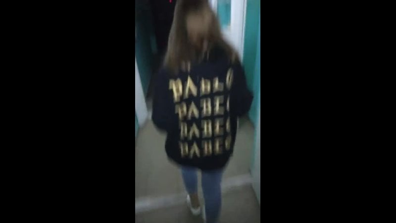 Молодые сосет в лифте и в подъезде