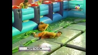 Athletic woman hitting man en los testículos