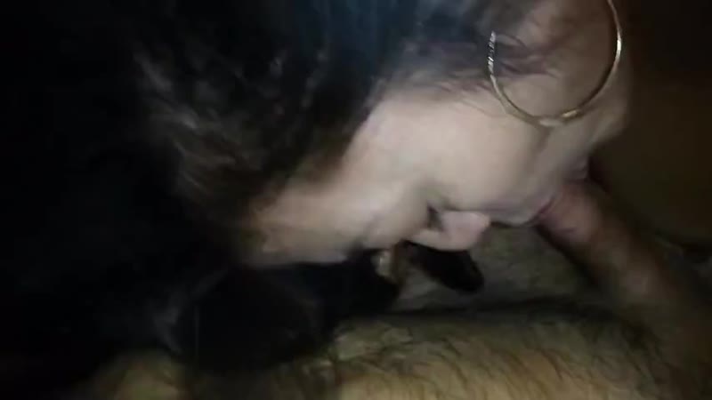 Кезекпен минет жасап жатқан стриптизердің порно видеосы