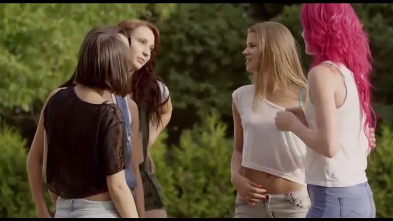 Парень в парке, смотрел через обнажающие очки на 5 девушек, те его спалили и отдались ему )