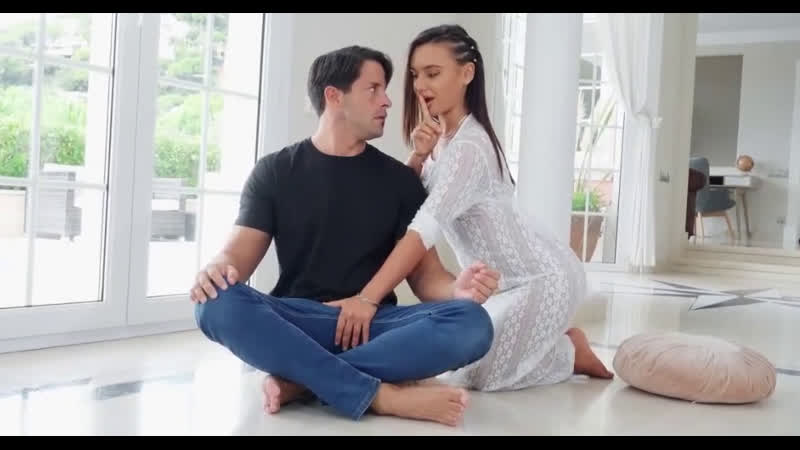 Инструкторша по йоге соблазнила мужа, пока жена ловила гармонию в астрале)