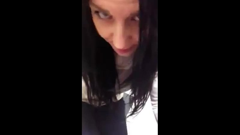 Секретарша сосет в туалете офиса своему начальнику