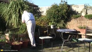Старый дед трахает молодую внучку на улице [old man, natural tits, oral, hardcore, old fuck young, daughter,