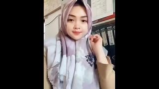 Gaya gadis berjilbab cantik bibir merah manis