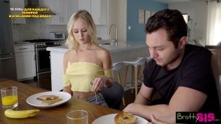 Стройная блондинка в желтом топе stepsister stepbrother трах секс инцест выебал дроч киска минет анал попа