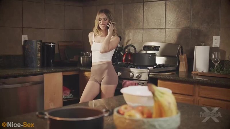 Суретте мас қыз шешіндірілген. Американдық қорқынышты хикаяда Леди Гага жалаңаш