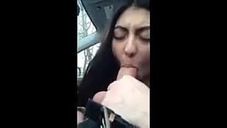 Армянка сосет член в машине и глотает сперму