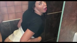 Трахнул русскую то ли украинку в туалете порно анал секс орал минет