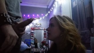 Случайная знакомая отсосала на вечеринке [домашнее]