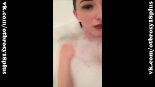 Голая девочка без комплексов в ванной стримит в перископ periscope засветы