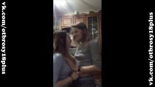 Пьяные русские студентки в перископе танцы без лифчиков periscope засветы