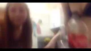 Пьяные подружки разделись до белья в перископе periscope засветы