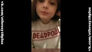 Милашка из общаги показывает сиськи в перископе periscope засветы