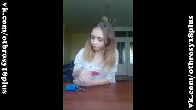 Молодая студентка откровенно показывает грудь в перископе periscope засветы