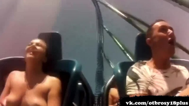 Сиськи вывалились на американских горках спалила грудь / засвет сисек