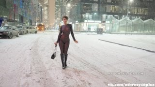 Русская милфа naughty lada гуляет по торговому центру без нижнего белья // спалила сиськи (2160p)