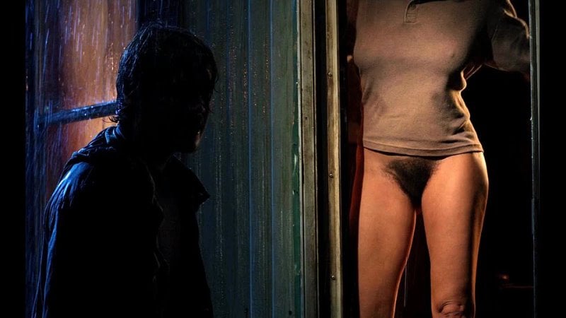 Увидел porn video – Мама ходит без трусов перед сыном (показала сыну писю, увидел пизду мамы, дома без трусиков, инцест, мамка засветила киску)
