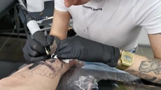 Схватил тату мастера за грудь, а она и не сопротивлялась
