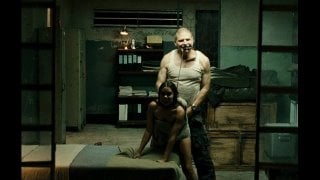 Полицейский молодые в участке 18 летнюю девчонку (секс трахает в очко, кричит от боли, тугая попка, туго в анал входит)