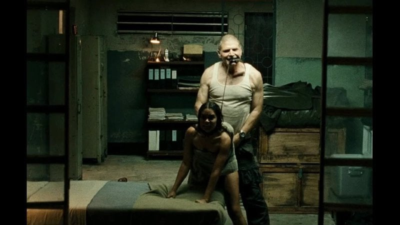 Полицейский молодые в участке 18 летнюю девчонку (секс трахает в очко, кричит от боли, тугая попка, туго в анал входит)