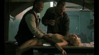 Уголовники пустили по кругу заложницу (по очереди молодые, ебут толпой одну, секс толпой)