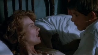 Пацан рукой довёл женщину до оргазма (кончила, подрочил взрослой, обкончалась в кровати, лапает пизду, дала потрогать писю)