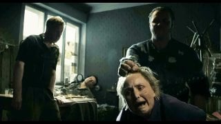 Жестко трахает жену на глазах у друзей (ебут по очереди, пока муж пьяный, пустили по кругу, выебал алкашку за кражу )