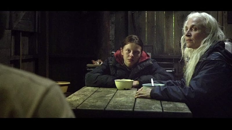 Мать разрешила трахнуть ее дочь в обмен на еду (ебет дочку, кончил внутрь, голая дочь, секс за деньги, трахает маму)