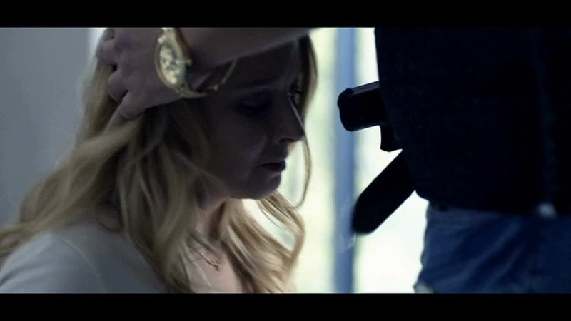 Угрожая оружием девушку заставили отсосать и проглотить сперму (кончил в рот молодые, принуждают глотать сперму, обкончал)