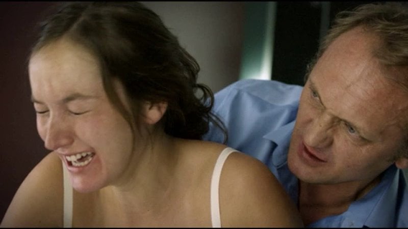 Садист молодые девушку бутылкой в жопу (секс в анал, посадил на бутылку, порвал очко)