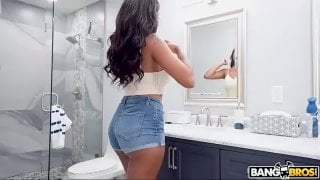 Zoey Sinn easily surrendered 