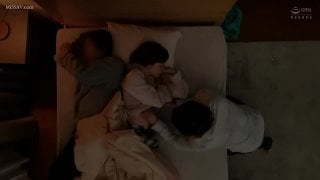 Sarhoş adamın yanında karısını sikiyorlar