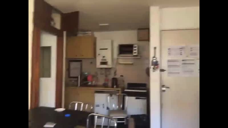 Выполняет задание голышом, только прикрываясь полотенцем