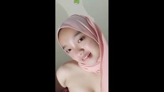 Neng izza jilbab pink pose yoga ngangkang bugil bokepdo neng izza jilbab mp4