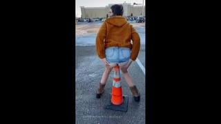 Ебанашка присела на дорожный конус