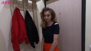 Пока девушка была в душе, выебал её красивую подругу в чулках ( порно трах ебля секс инцест porn milf home шлюха домашнее sex