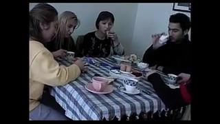Türk sex partisinde kızları sarhoş edip siktilero