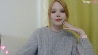 Восемнадцатилетняя девочка дрочит свой маленький член