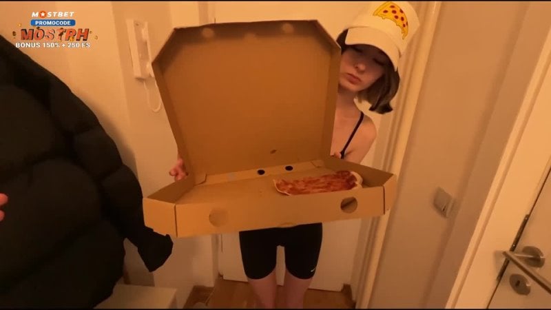 Сексуальная курьерша съела мою пиццу, и дала трахнуть свою пизду чтобы не быть уволенной