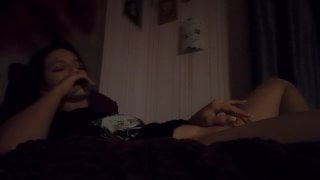 Молодые мастурбирует и кончает в кроватки дома пока все спят