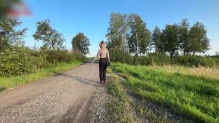 Горячая сучка путешествует автостопом в обтягивающих леггинсах тиктокерши, порно модели эро онлифанс тикток 18