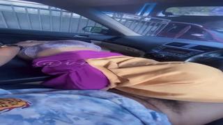 Jilbab kuning nyepong kocokin otong lanjut ngewe di mobil