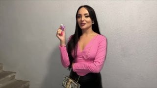 Брюнетка за деньги отсосала соседу на лестничной площадке трахает русскую сексуальную шлюху amgbombaaa и кончил ей в рот