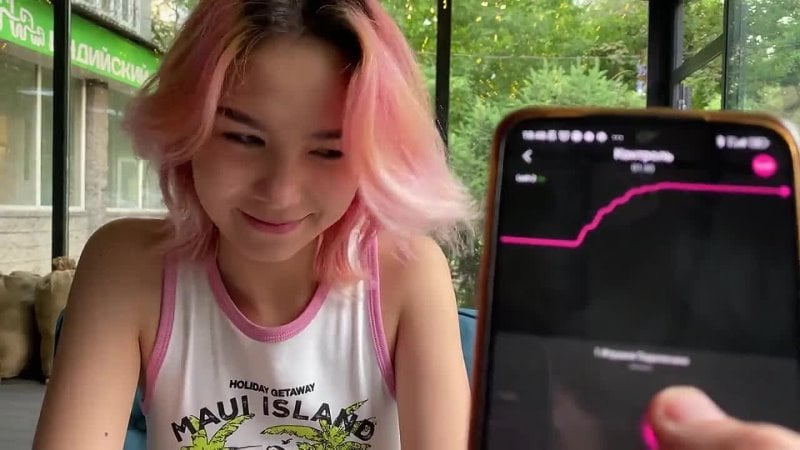 На публике кончать стесняется, дрочу русской азитке с телефона молодая девушка lil karina гуляет на публике вибратором в пизде