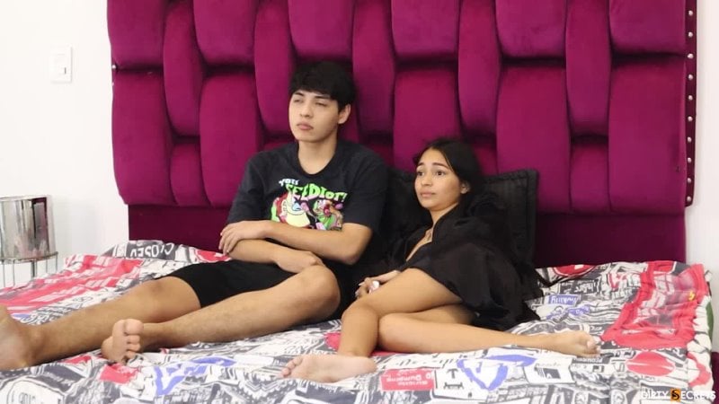 Смотрим телевизор со сводной сестрой! как же она сосет!