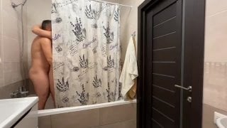 Муж трахает жену в ванной не зная что она там с любовником