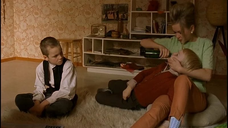 Зрелая женщина соблазняет молодого парня и трахает его